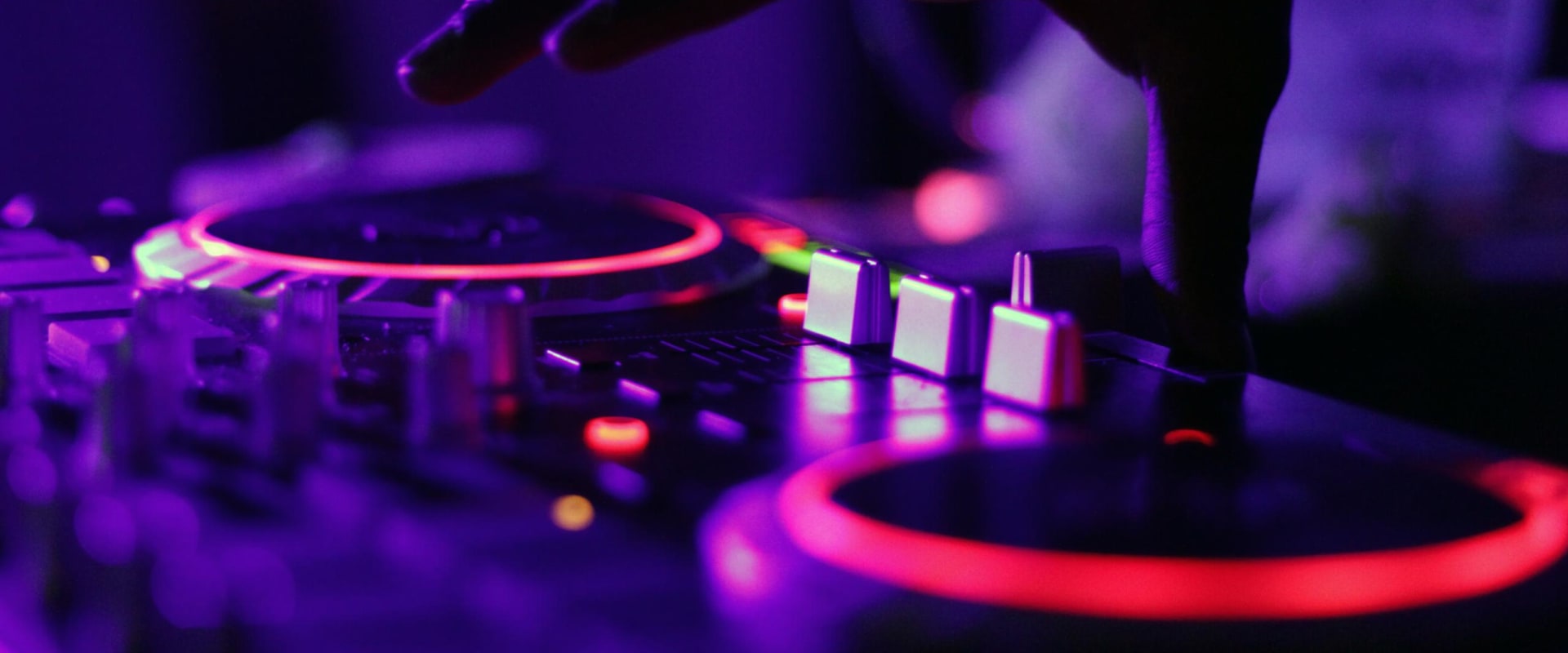 A Complete Guide to DJing House Music