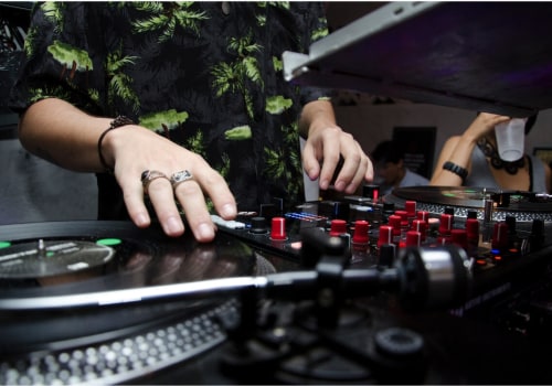 Reading the Crowd and Creating a Setlist: A Complete Guide to House Music for Aspiring DJs